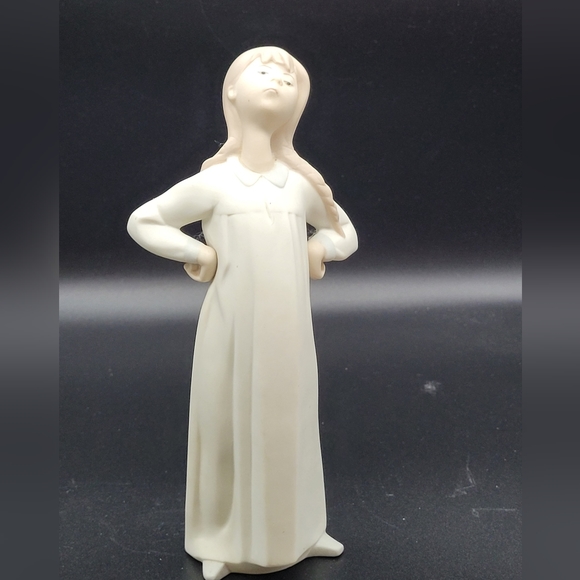 Lladro Skeptical Young Girl In Night Gown Bisque Matte Finish - Picture 6 of 6
